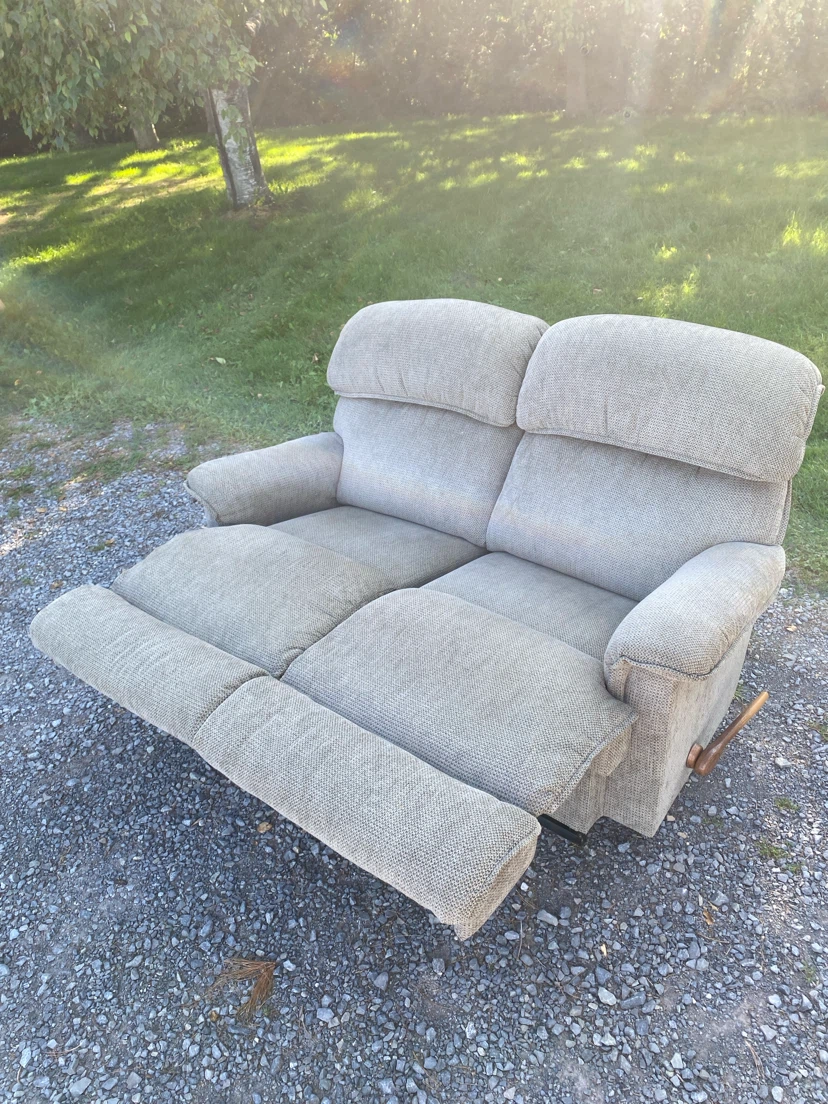 Comfy Grey La-Z-Boy Reclining Loveseat Sofa (CAN DELIVER) - photo 4