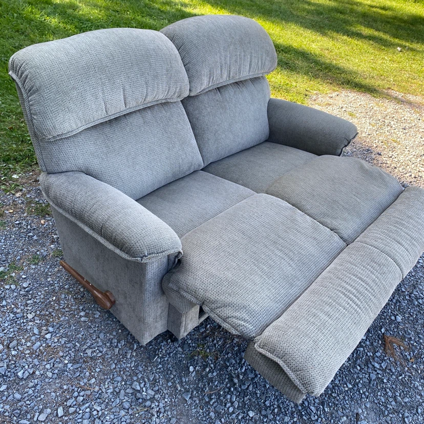 Comfy Grey La-Z-Boy Reclining Loveseat Sofa (CAN DELIVER) - photo 5
