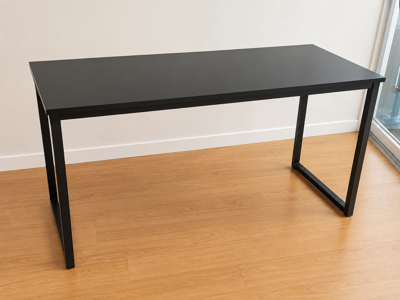 Computer Desk / Writing Desk Sturdy metal legs– $60