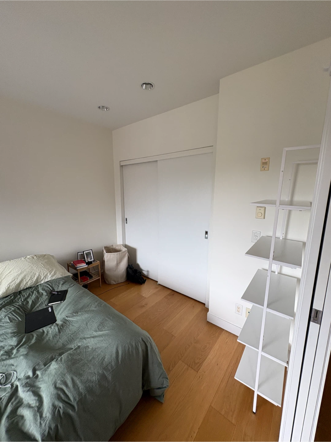 White ladder bookshelf - photo 2