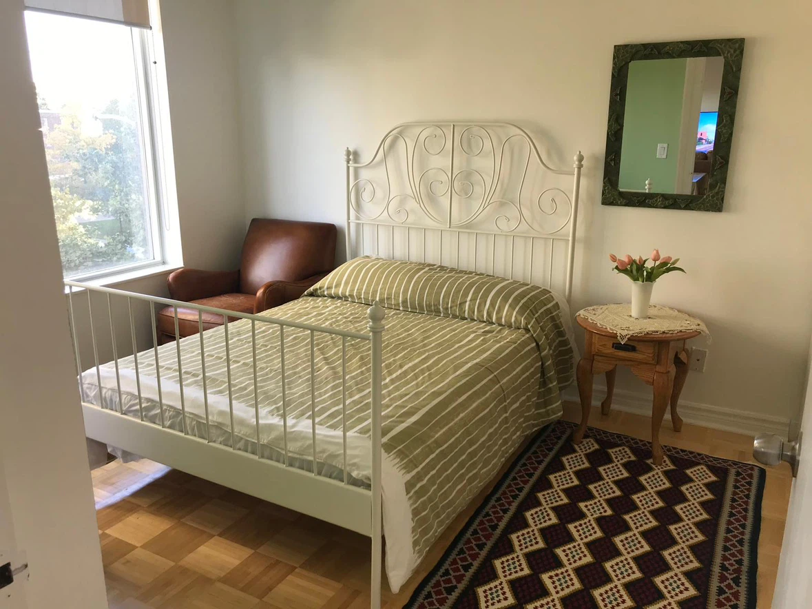 Looking for short term female roommate