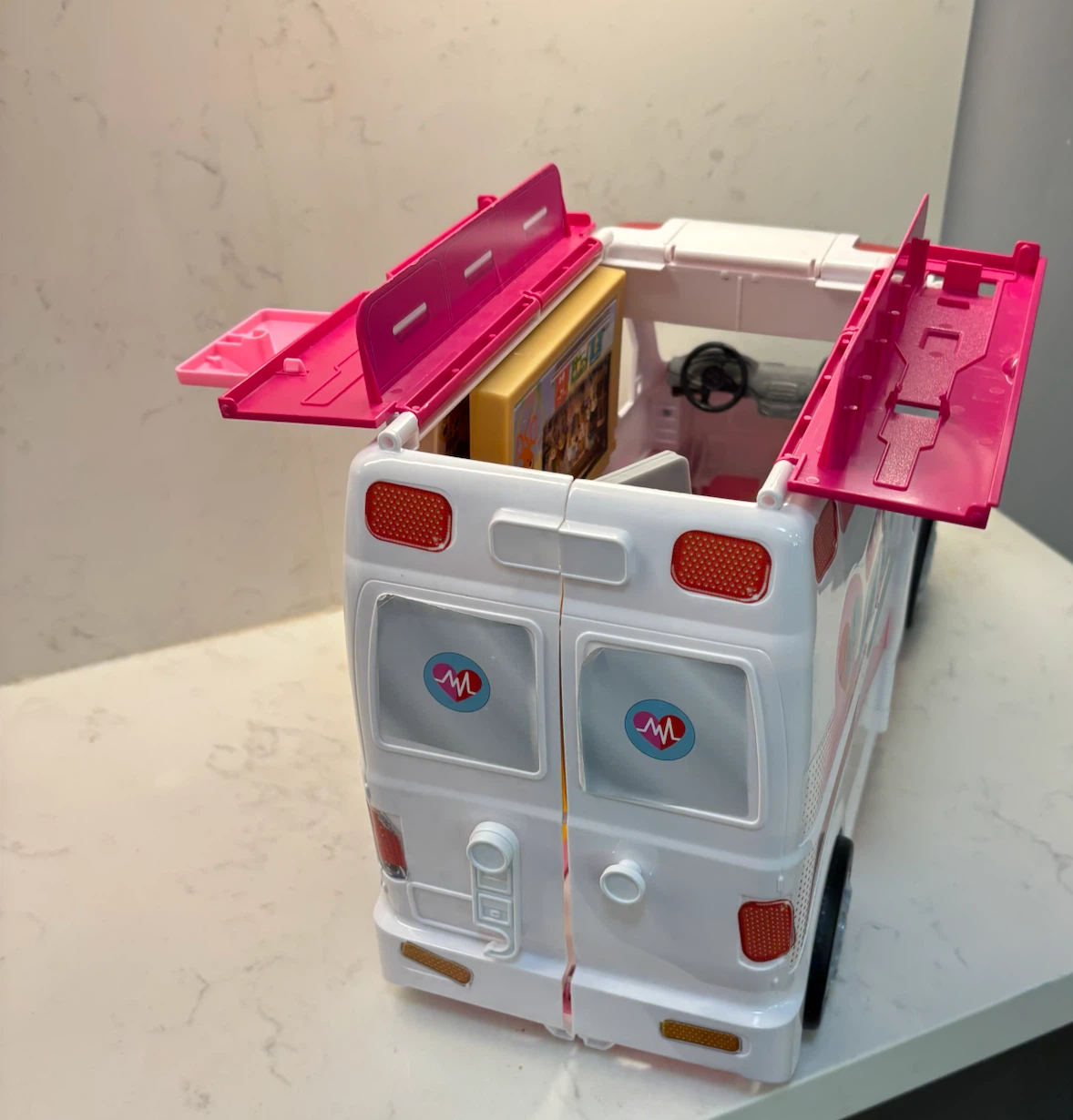 2017 Mattel Barbie Care Clinic 17” Ambulance, +3 Figures - photo 2