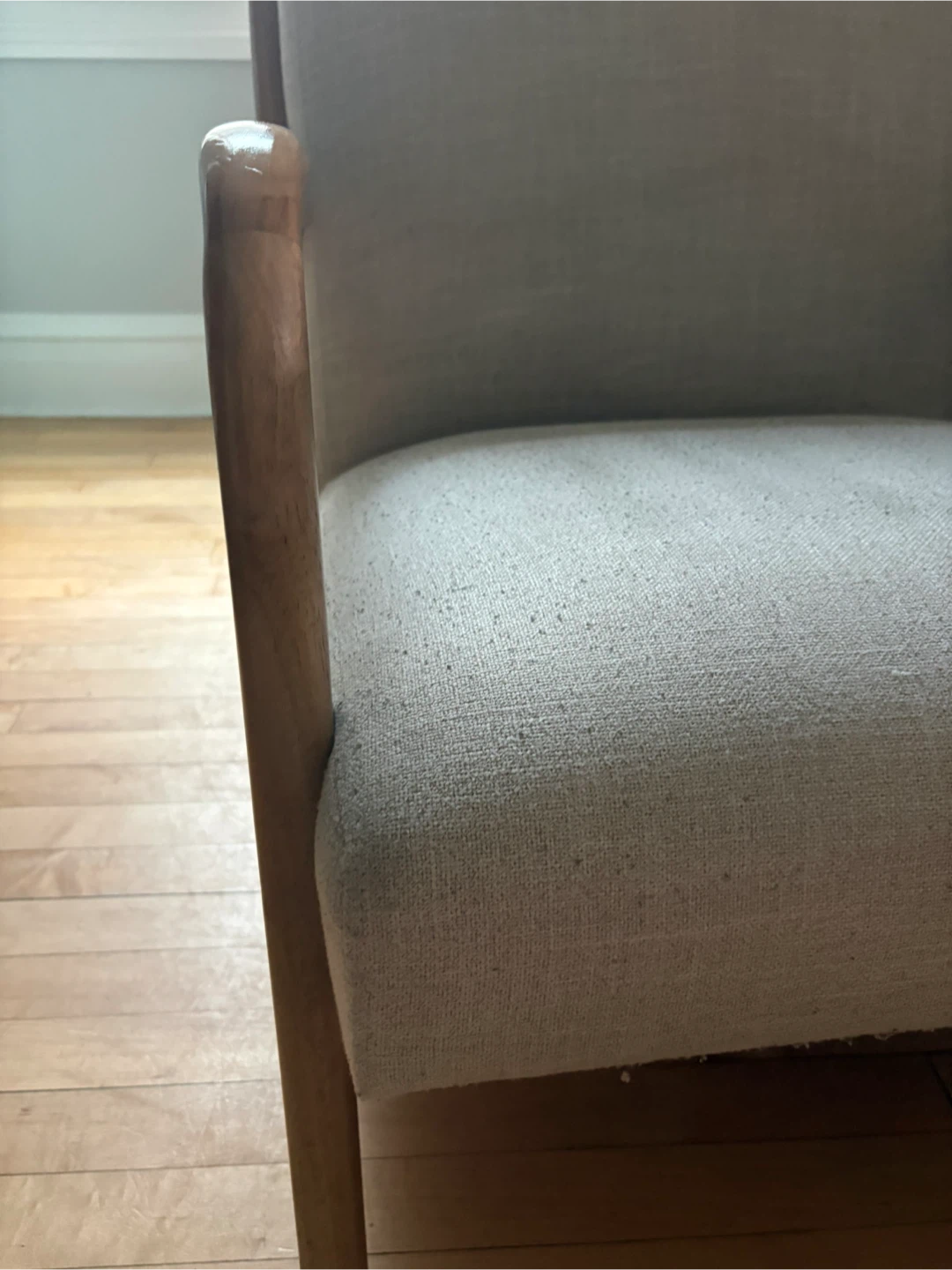 Armchair with wooden frame - photo 5