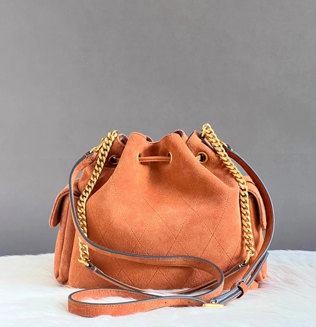 FOR SALE ‼️Tory Burch Charlie Quilted Suede Drawstring Bag - photo 5