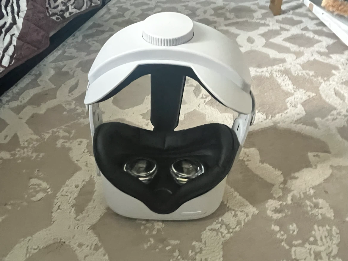 Oculus Quest 2 VR Headset and Controllers