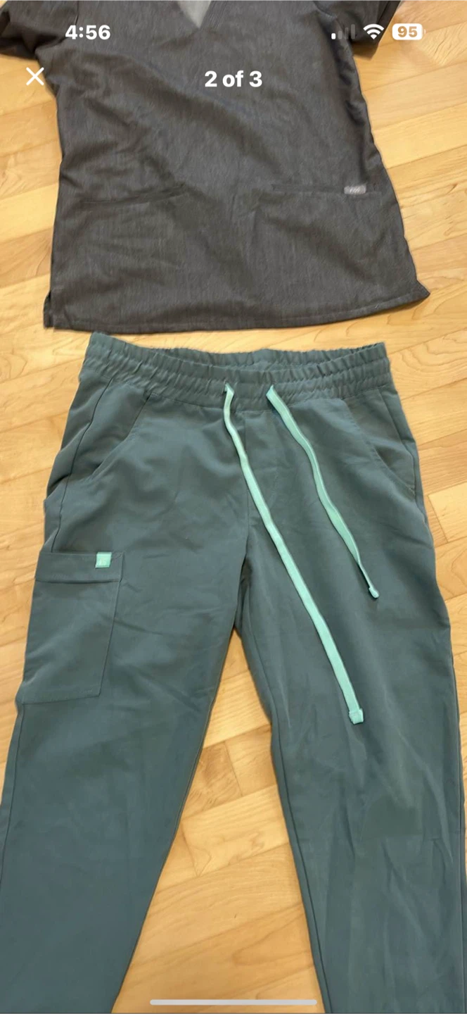 Scrubs women's XS shirt and S GARDE MALADE pants - photo 2