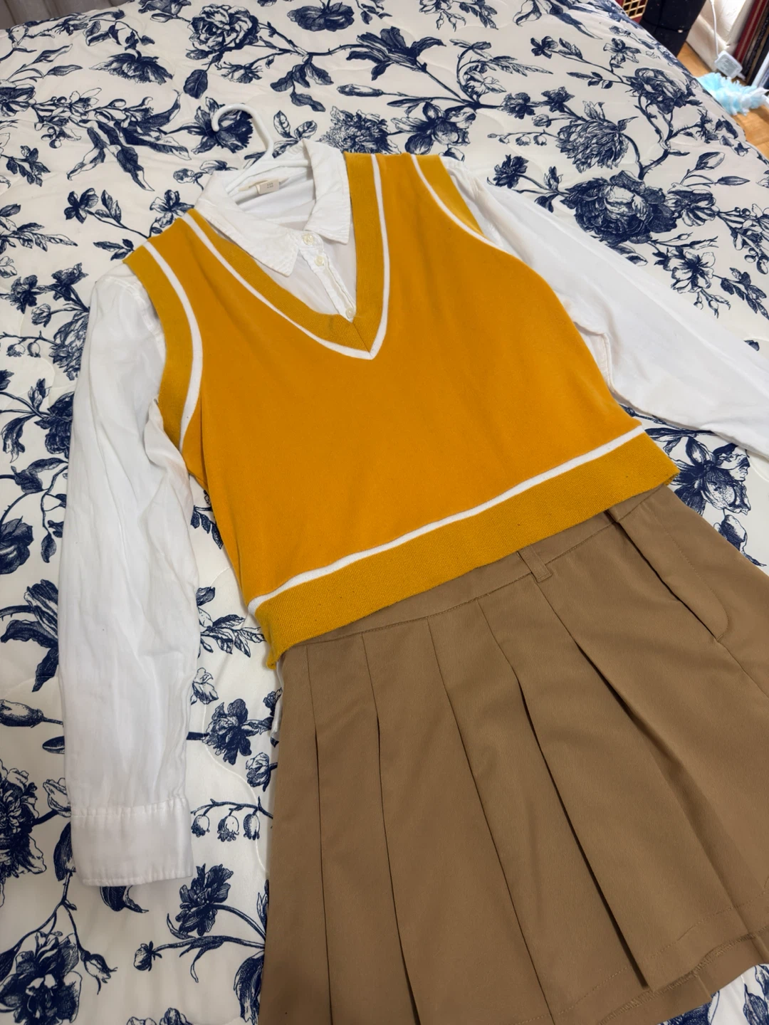 Outfit BUNDLE: blouse, sweater vest, skirt