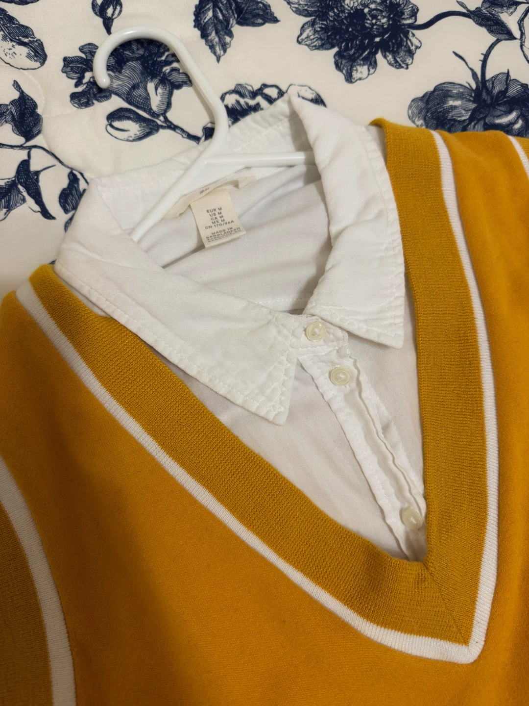 Outfit BUNDLE: blouse, sweater vest, skirt - photo 2