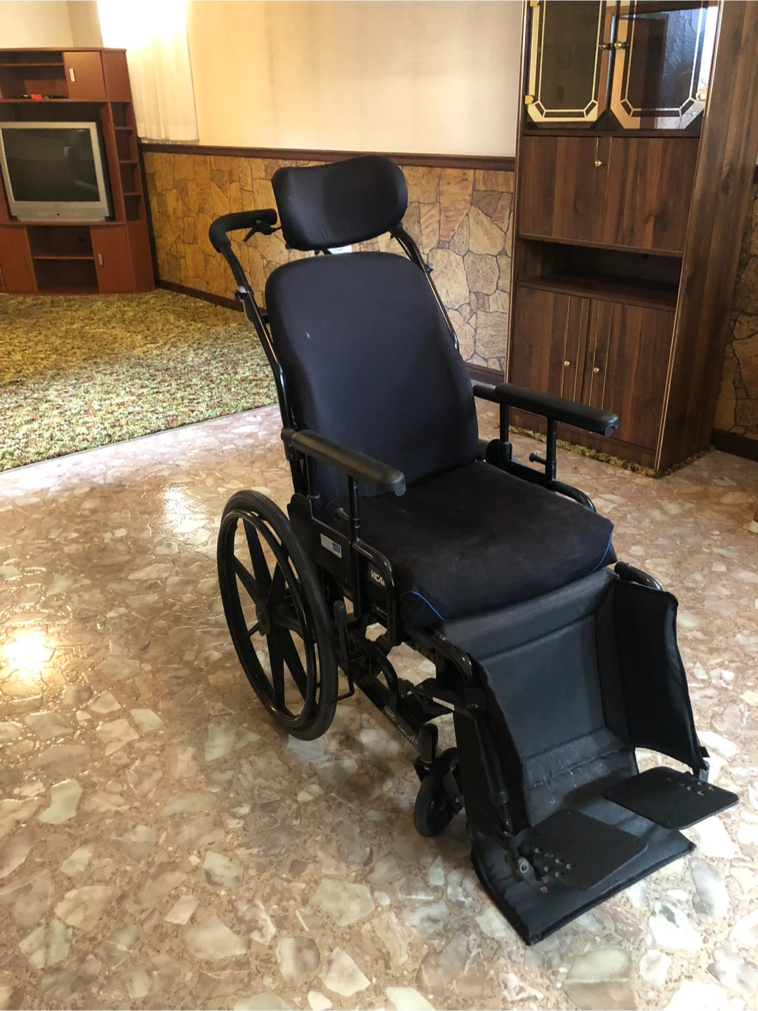 Invacare Tilt chair for sale with removable tray - photo 2