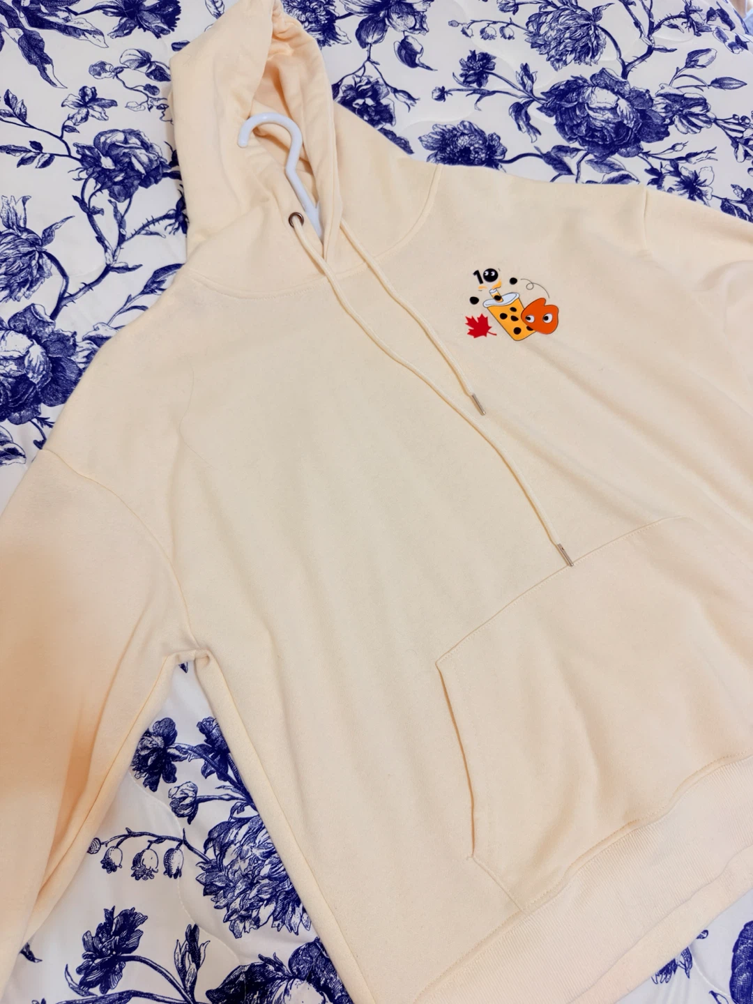 Cream coloured hoodie with cute bubble tea graphic - photo 2