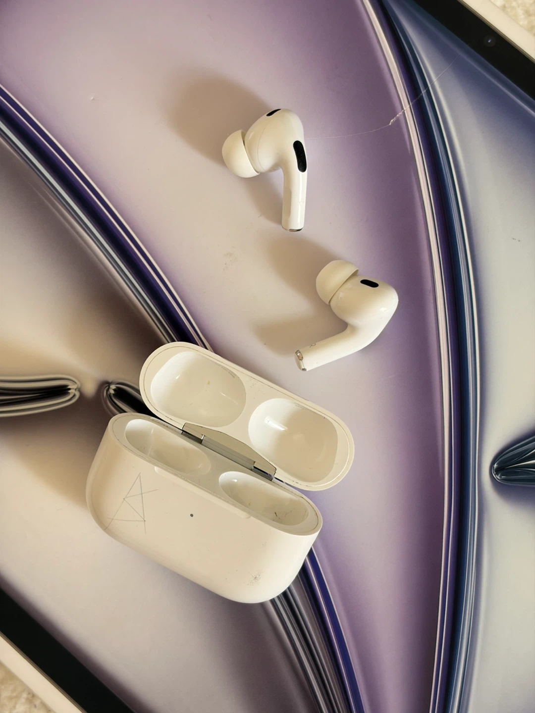 Apple AirPods Pro (2nd Gen) with Charging Case - photo 2