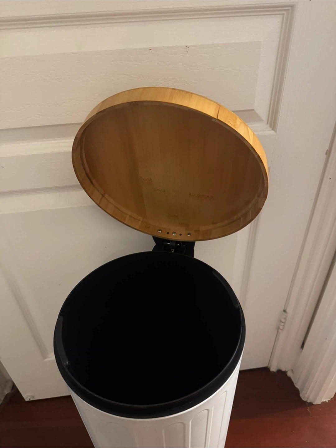 White Pedal Bin with Bamboo Lid - photo 2