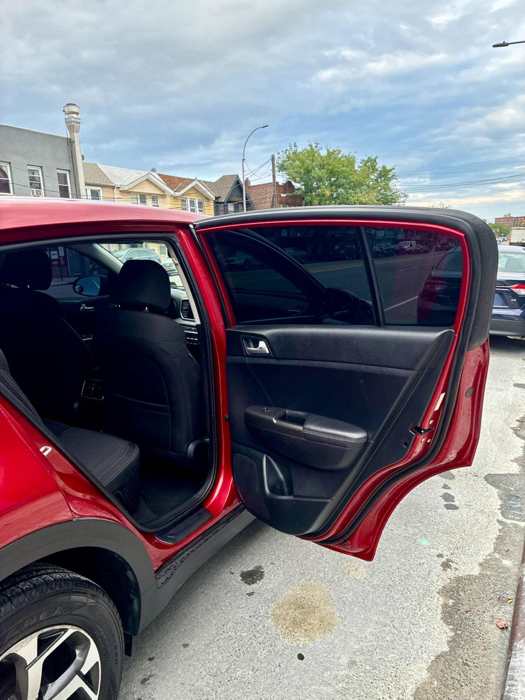 Red Kia Sportage SUV - photo 2