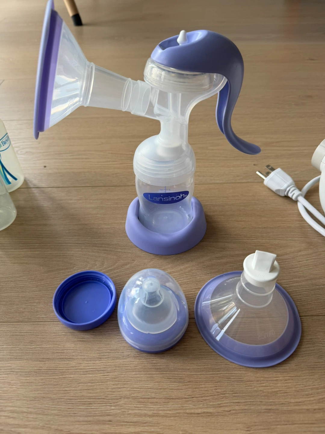 Lansinoh Manual Breast Pump - photo 3