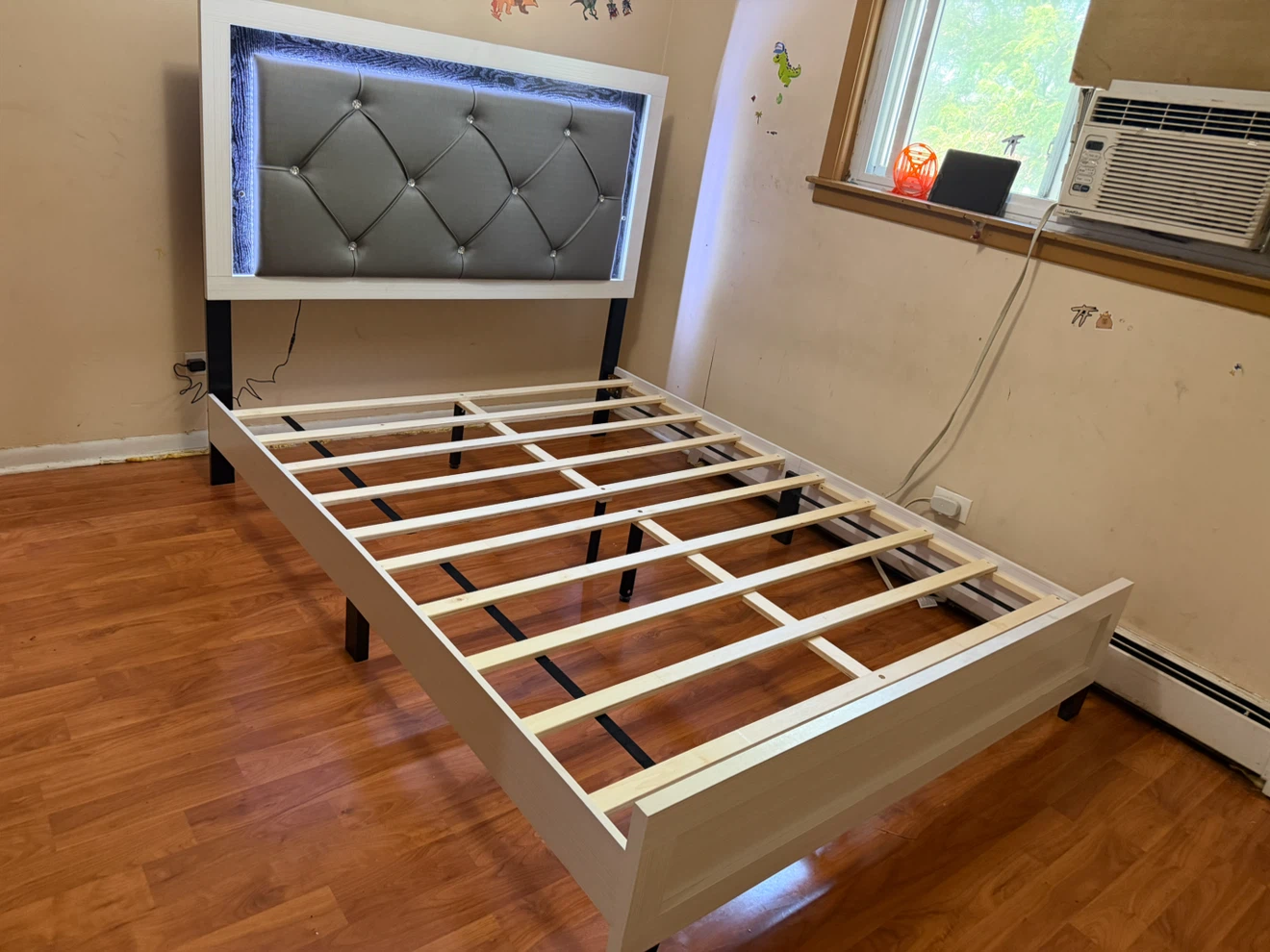 B388-Q White Queen Bed with LED Headboard - photo 2