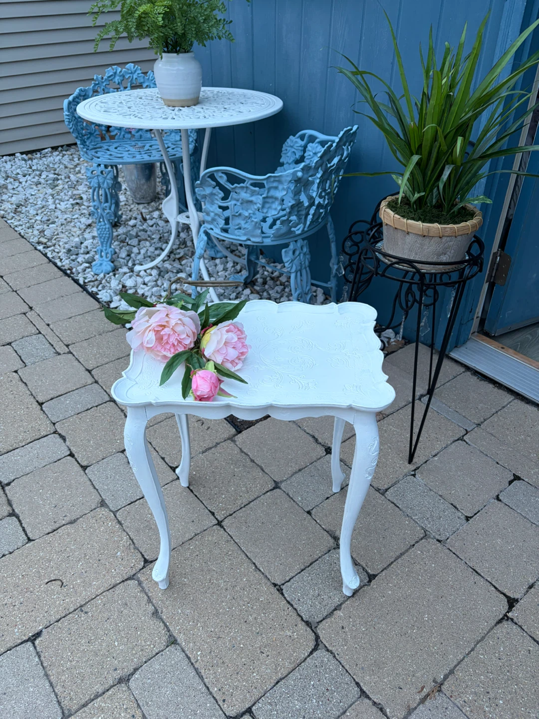 LOVELY SMALL WHITE TABLE