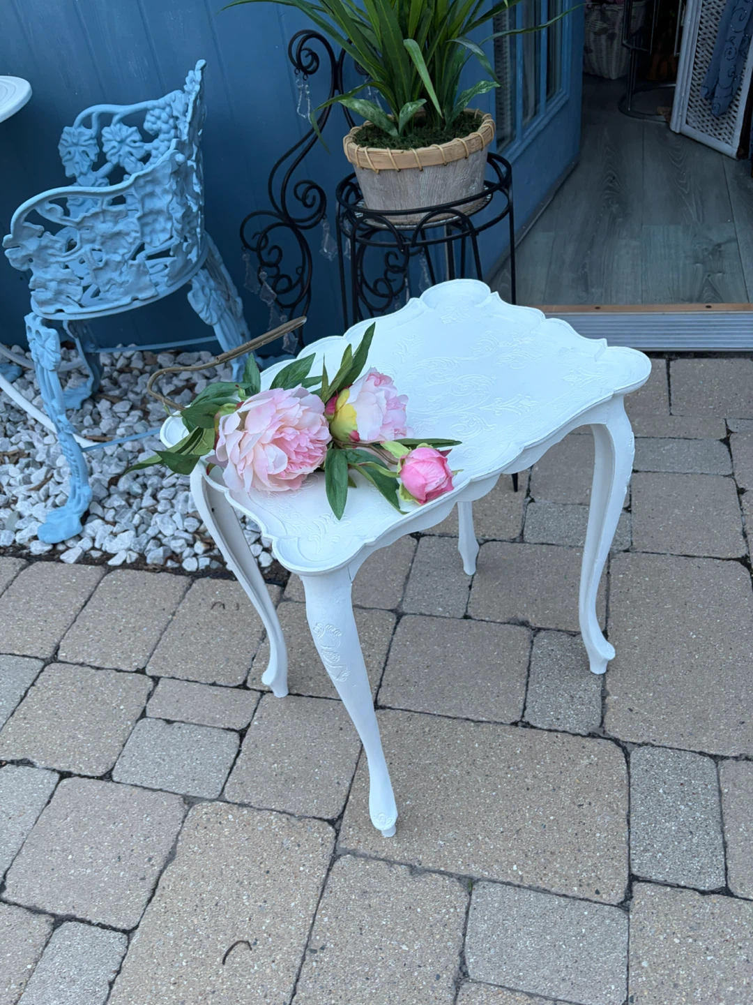 LOVELY SMALL WHITE TABLE - photo 2