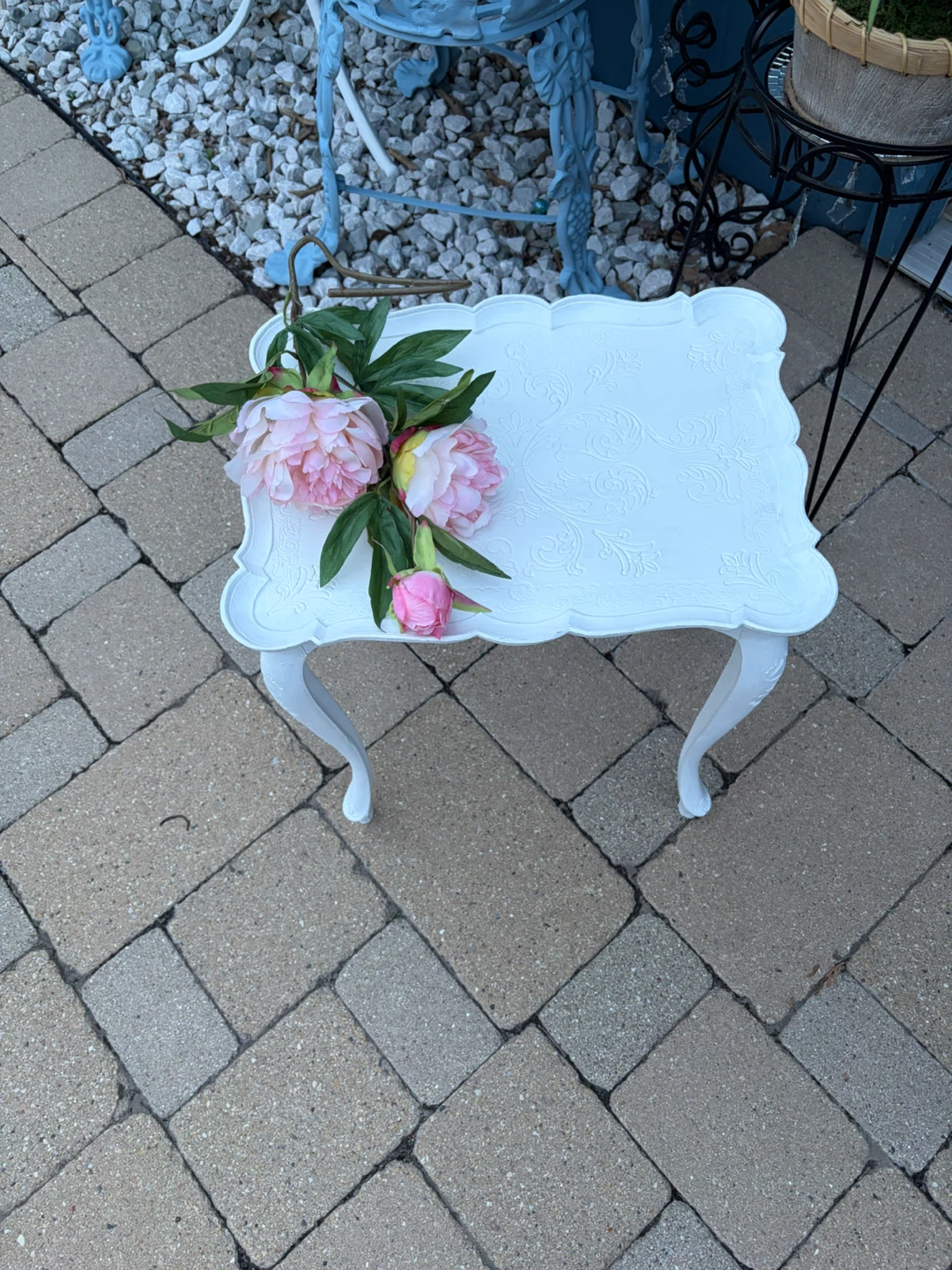 LOVELY SMALL WHITE TABLE - photo 3