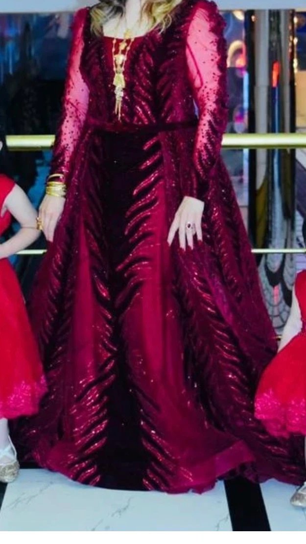 Red sequined gown with feather design - photo 2