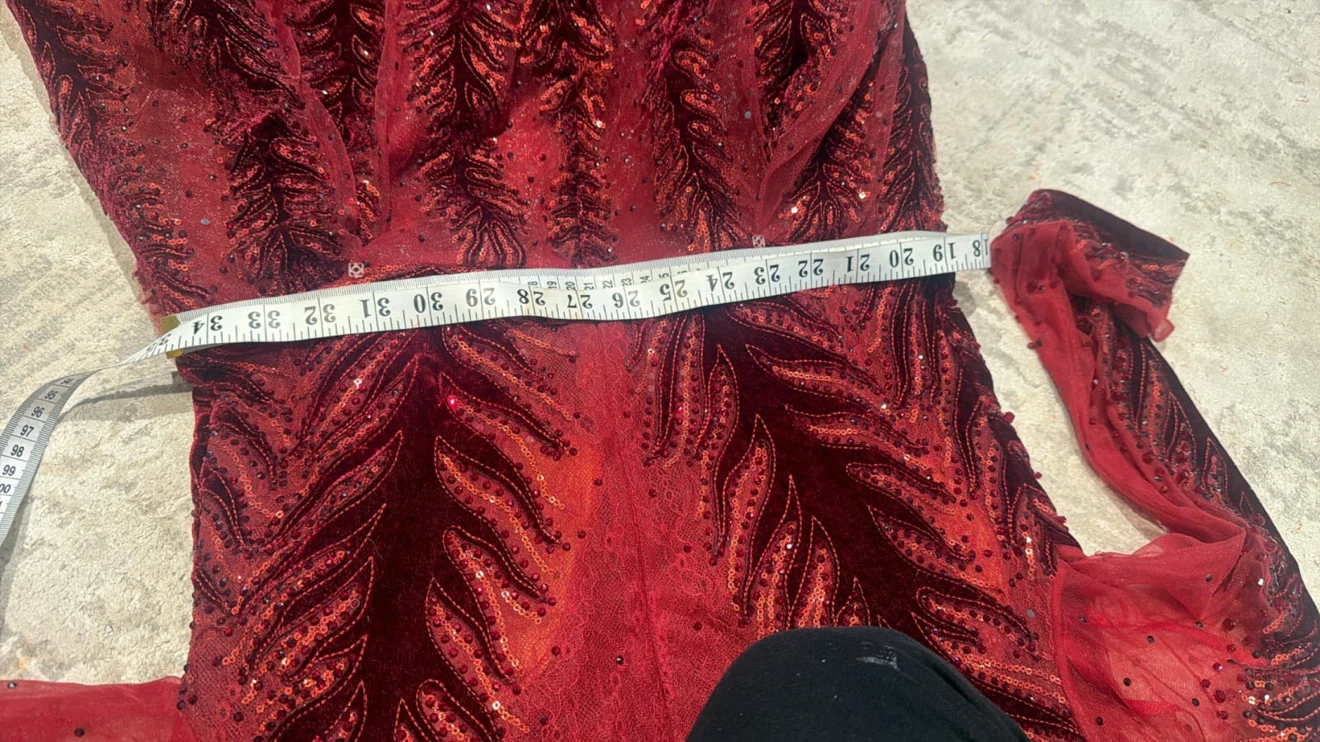 Red sequined gown with feather design - photo 5