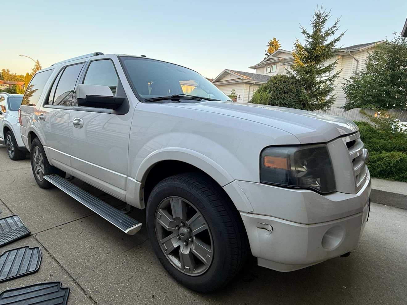 White Ford Expedition SUV - photo 2