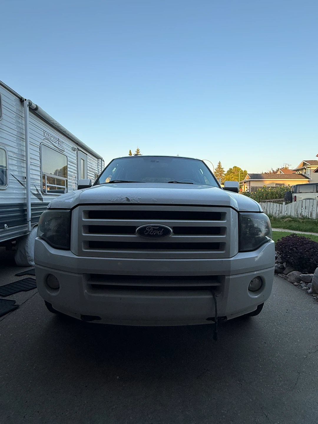 White Ford Expedition SUV - photo 4