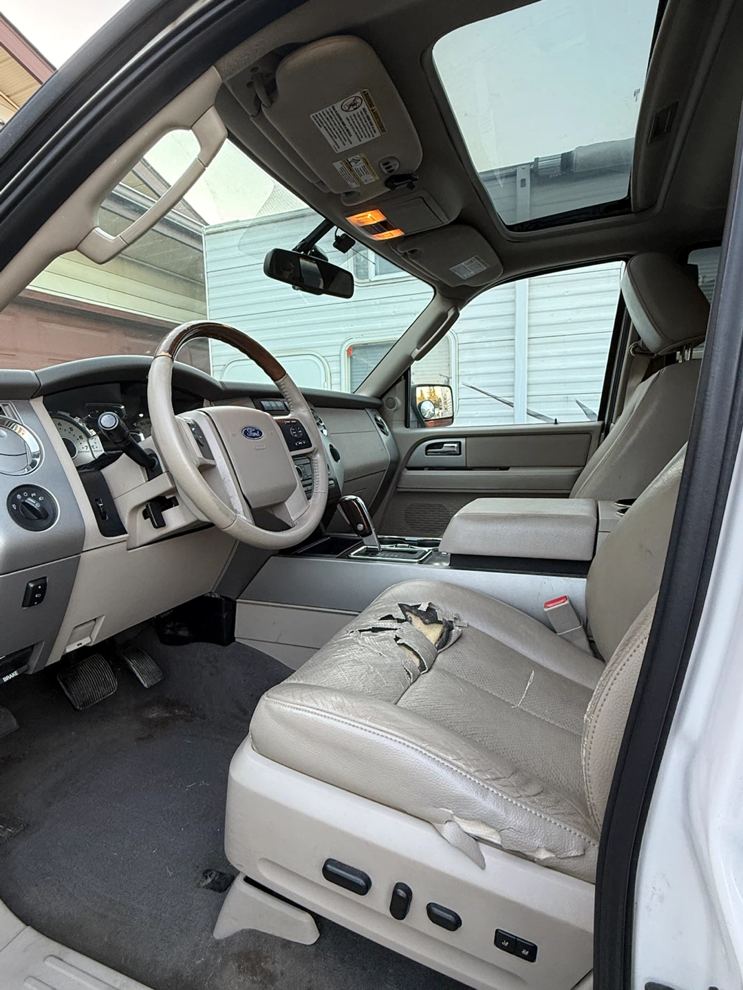 White Ford Expedition SUV - photo 5