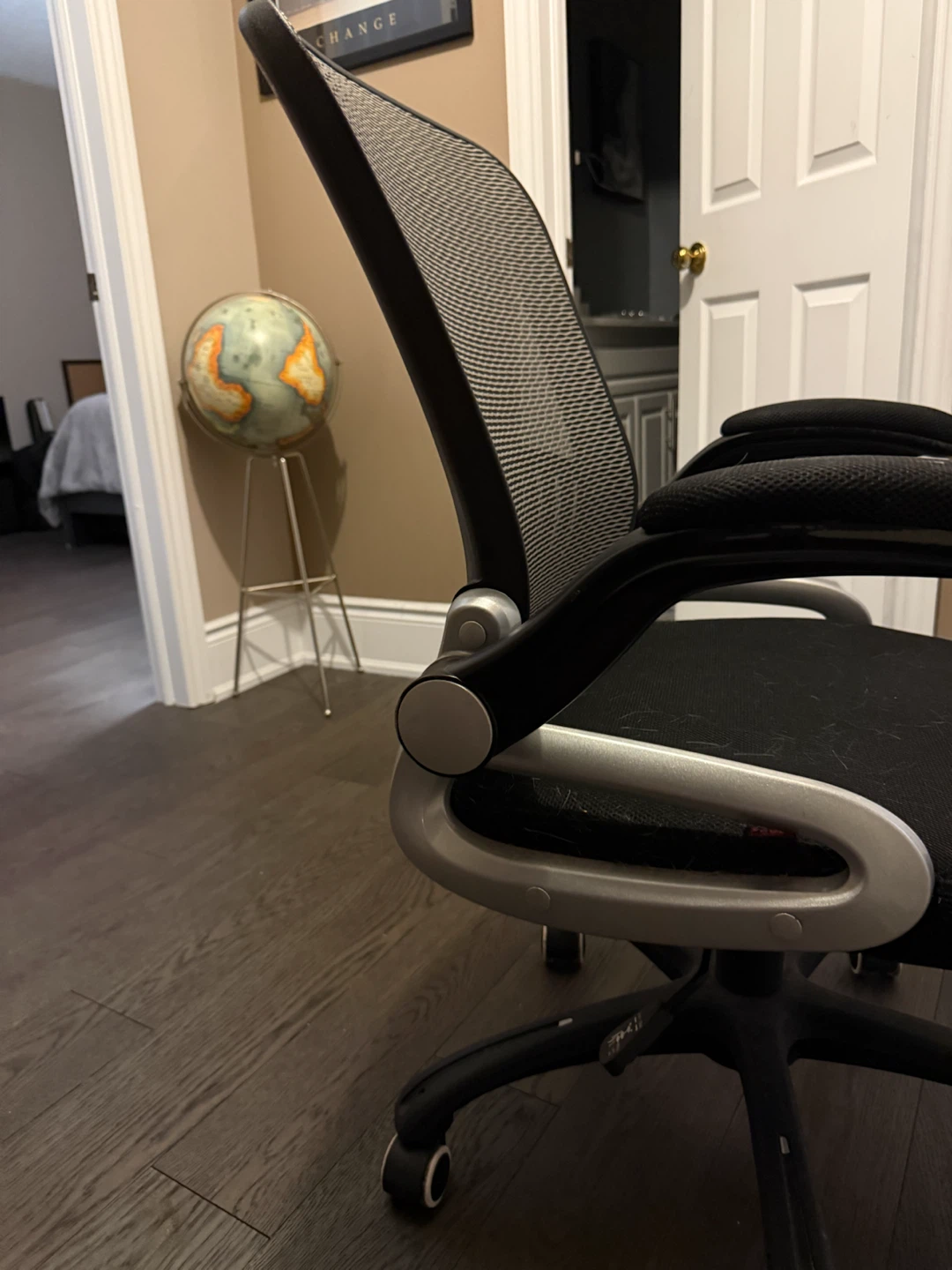 Mesh back office chair with adjustable arms - photo 4