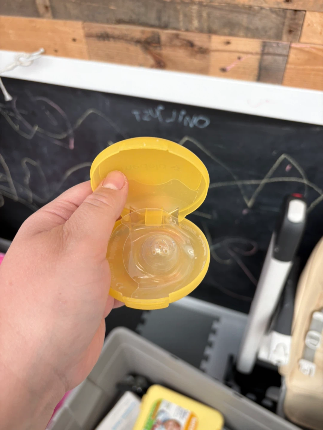 Medela Contact Nipple Shield with Case - photo 2