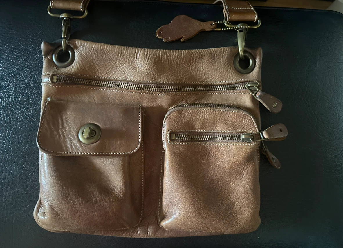 Roots Village Tribe Leather  crossbody bag. 🦫🍁