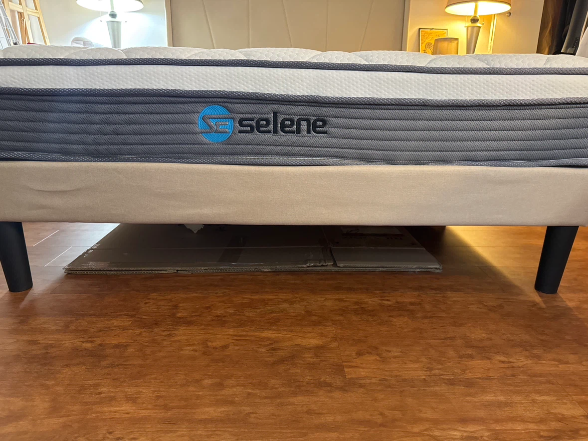 Comfy mattress with a bed frame - photo 4
