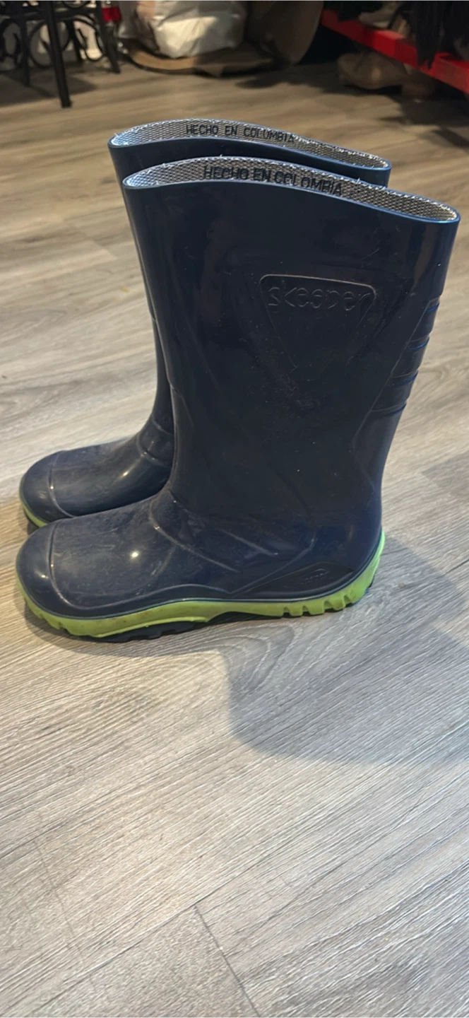 Skeeper navy rain boots with green soles