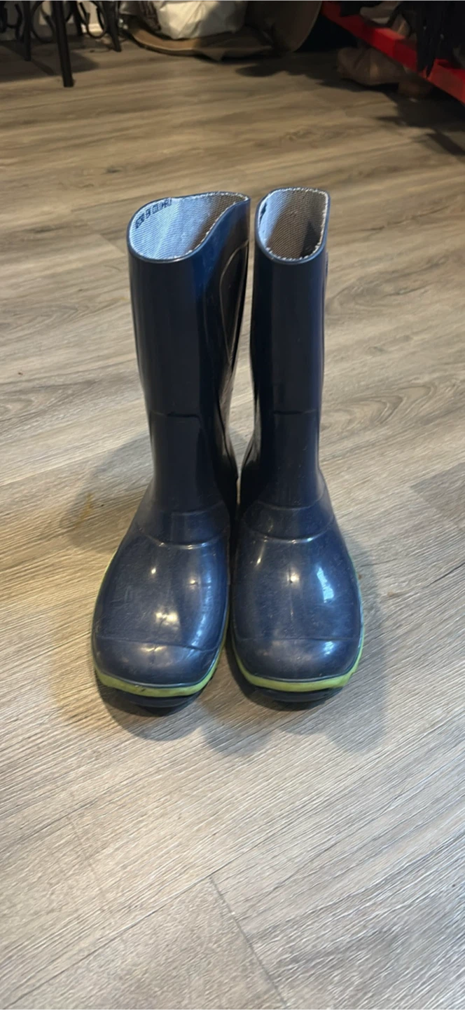 Skeeper navy rain boots with green soles - photo 2