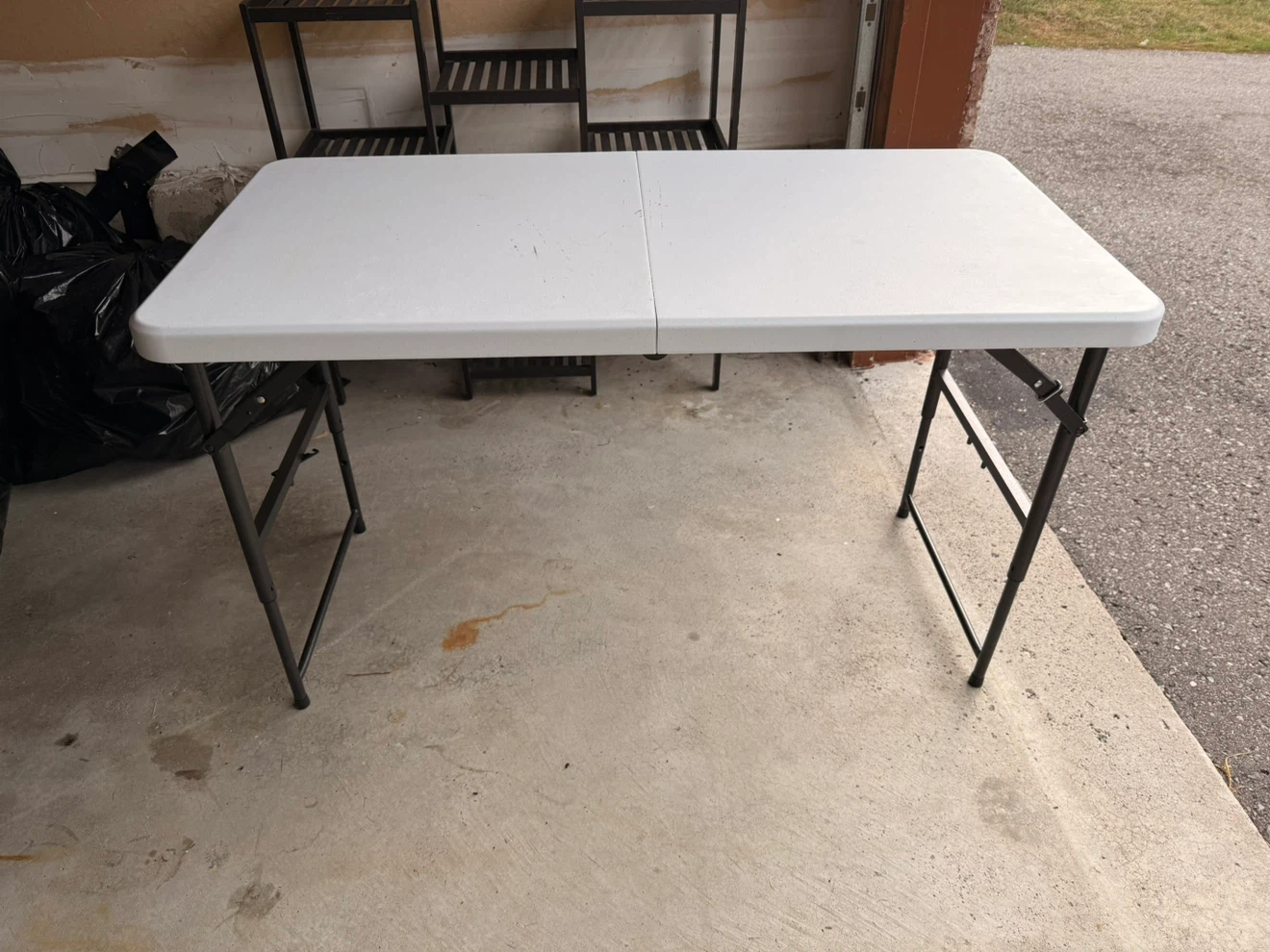 White 4ft Bi-fold Folding Table