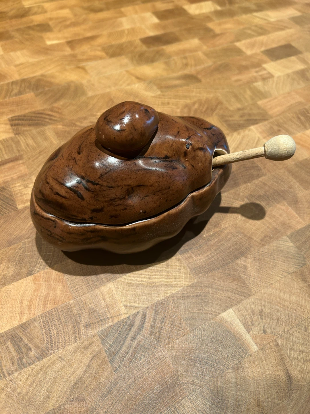 Potato shaped honey dish with dipper