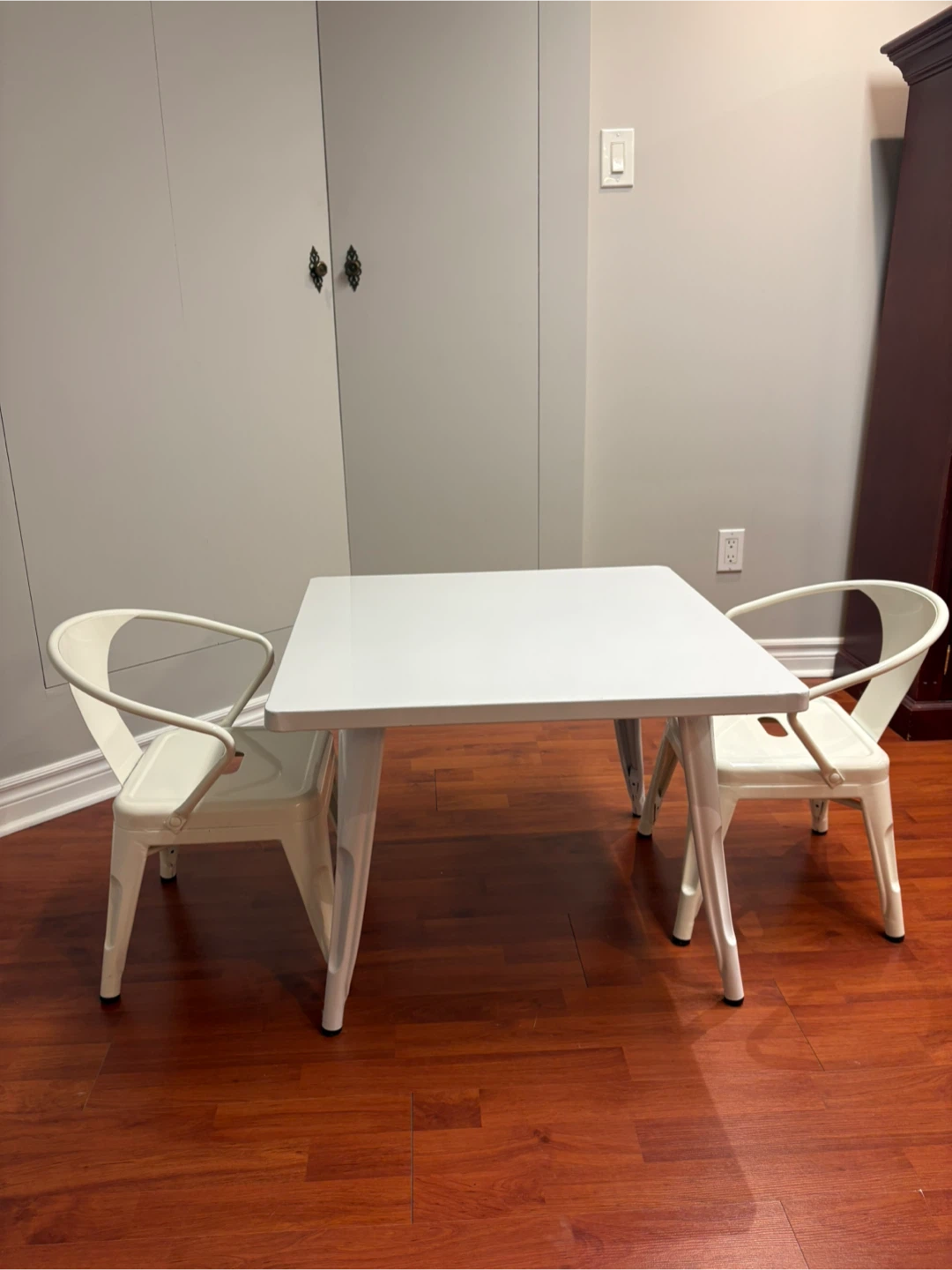 White solid Metal Children's Table with 2 Chairs