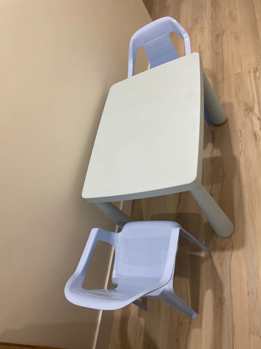 Kids table and chairs