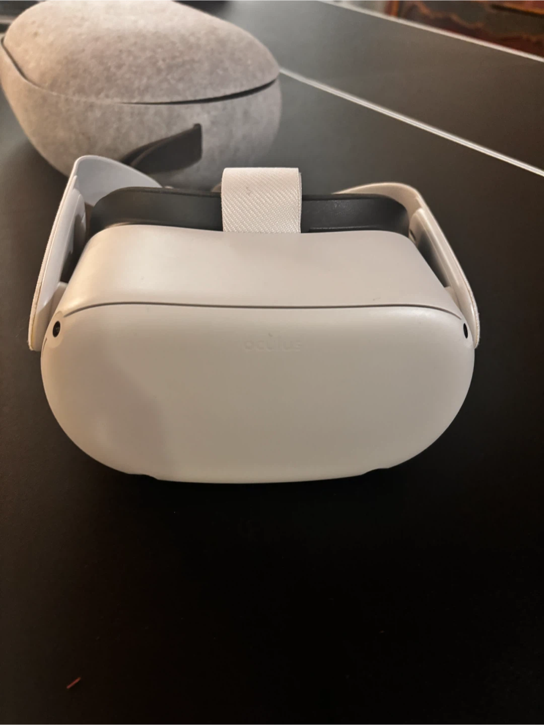 Oculus Quest 2 - Hardly Used - photo 2