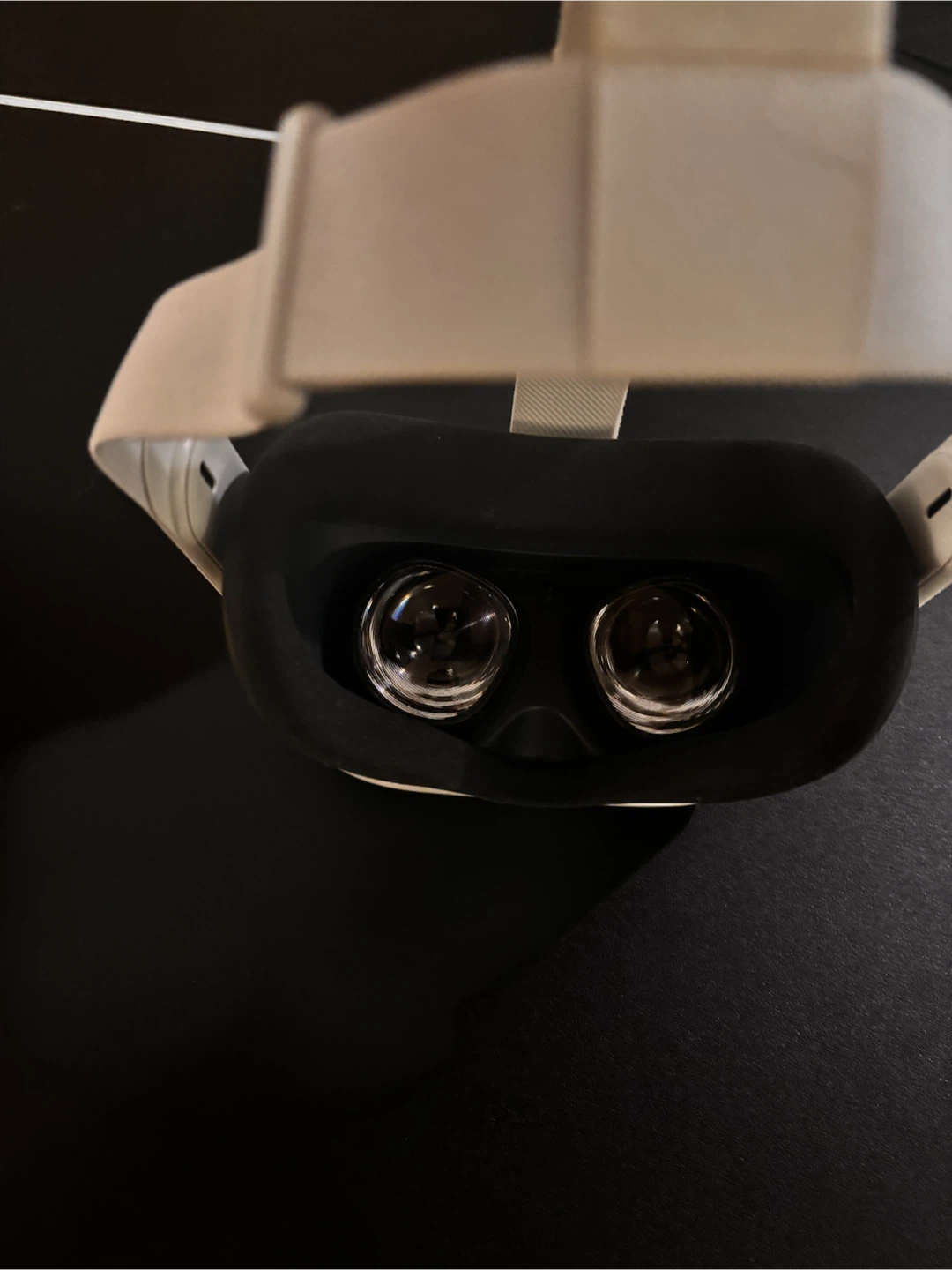 Oculus Quest 2 - Hardly Used - photo 3