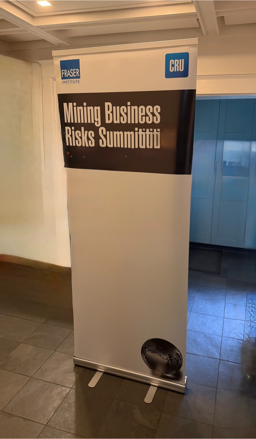 Collapsible vinyl banner stand