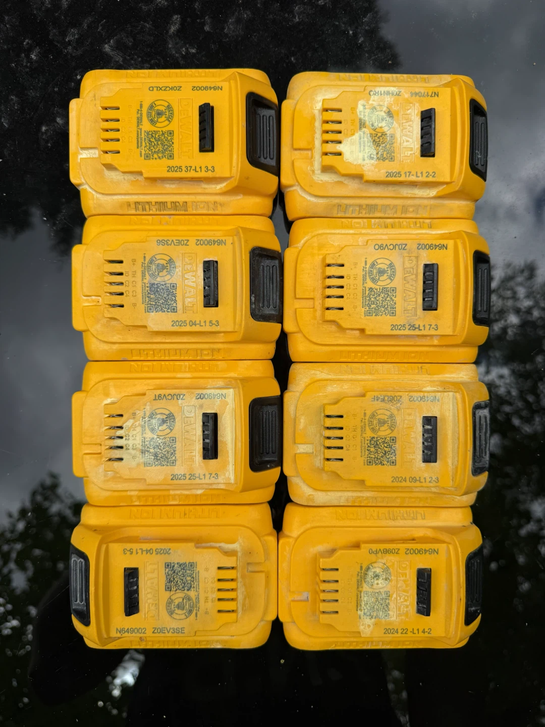 DEWALT 20V MAX Lithium-Ion 2.0 AH Compact Battery - photo 2