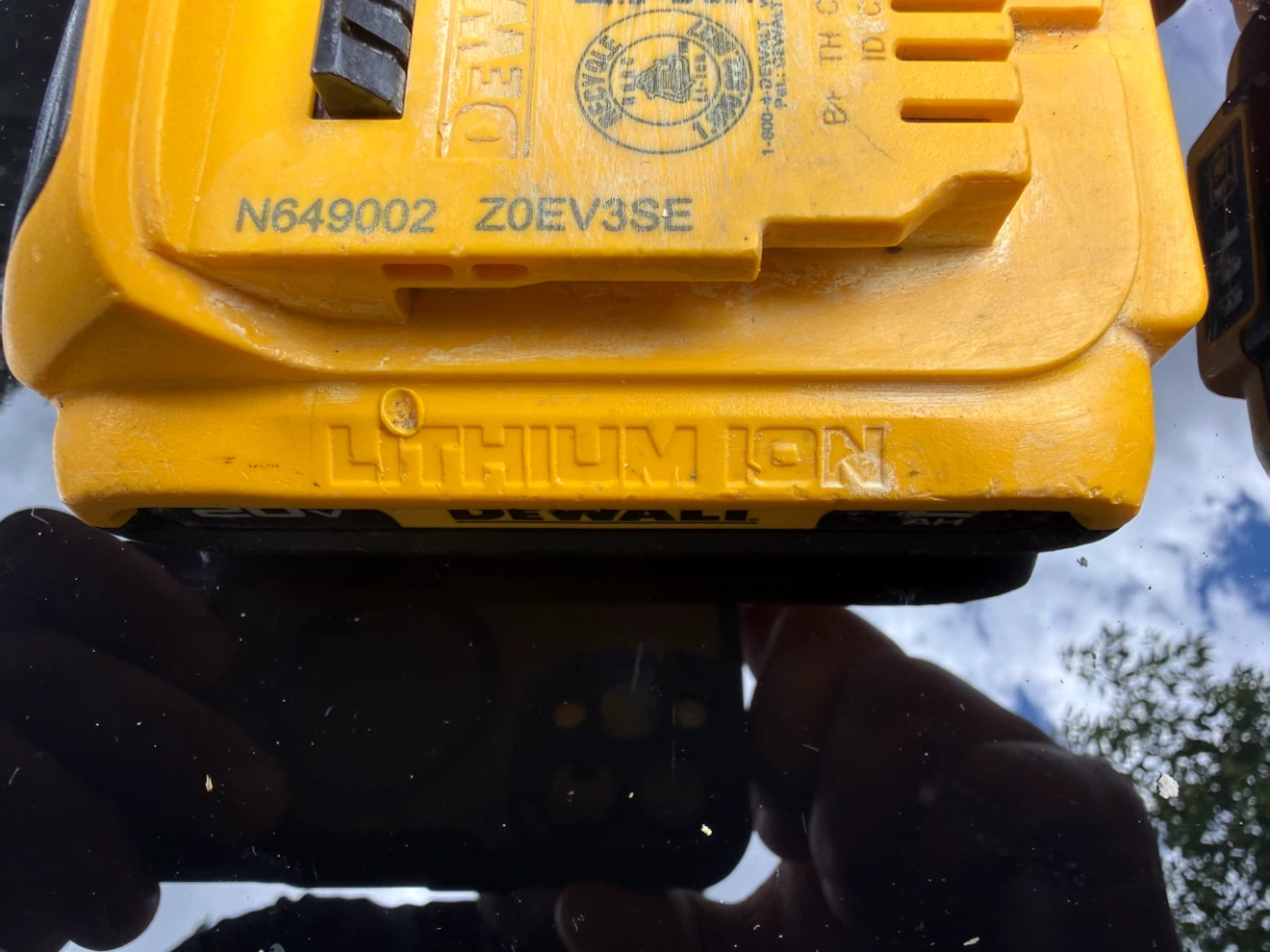DEWALT 20V MAX Lithium-Ion 2.0 AH Compact Battery - photo 4