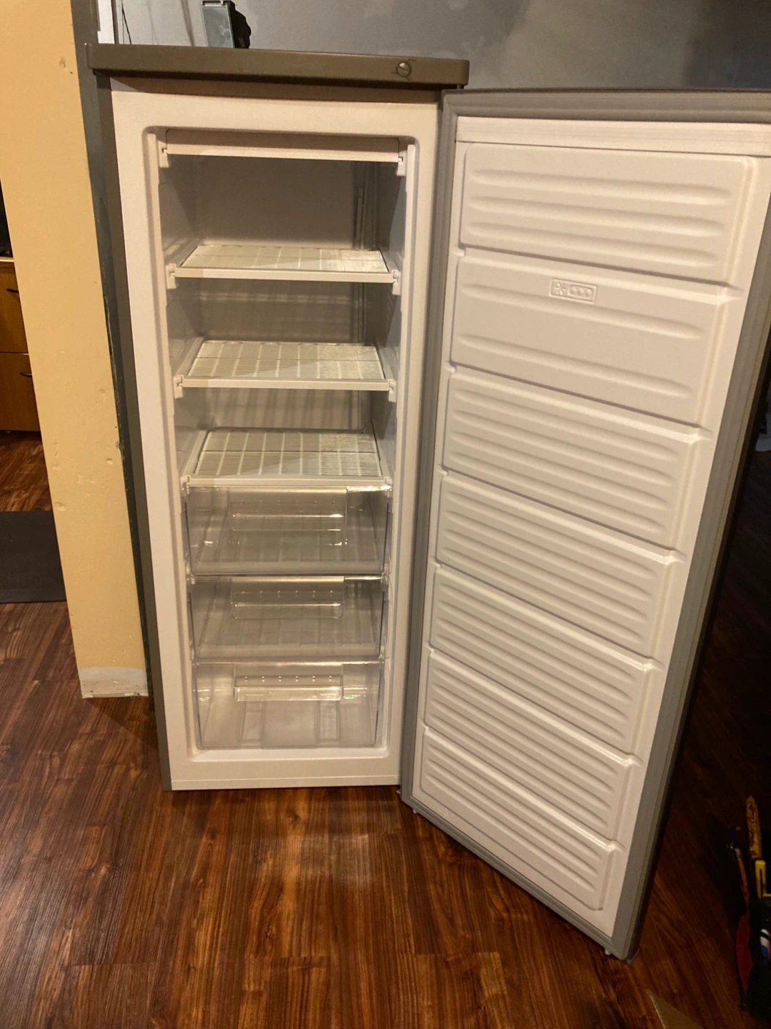 Danby 6.0 cubic feet upright freezer - photo 3