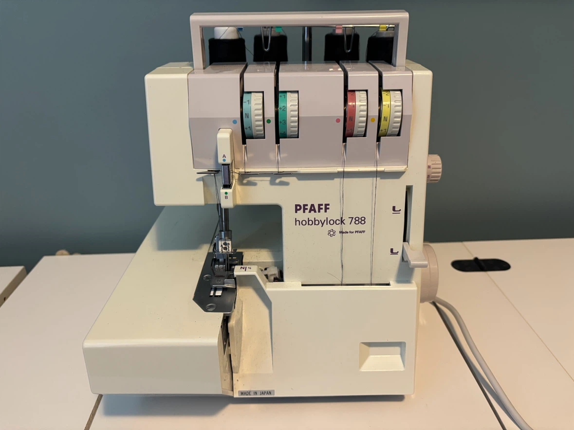 Pfaff Hobbylock 788 Serger Sewing Machine - photo 4