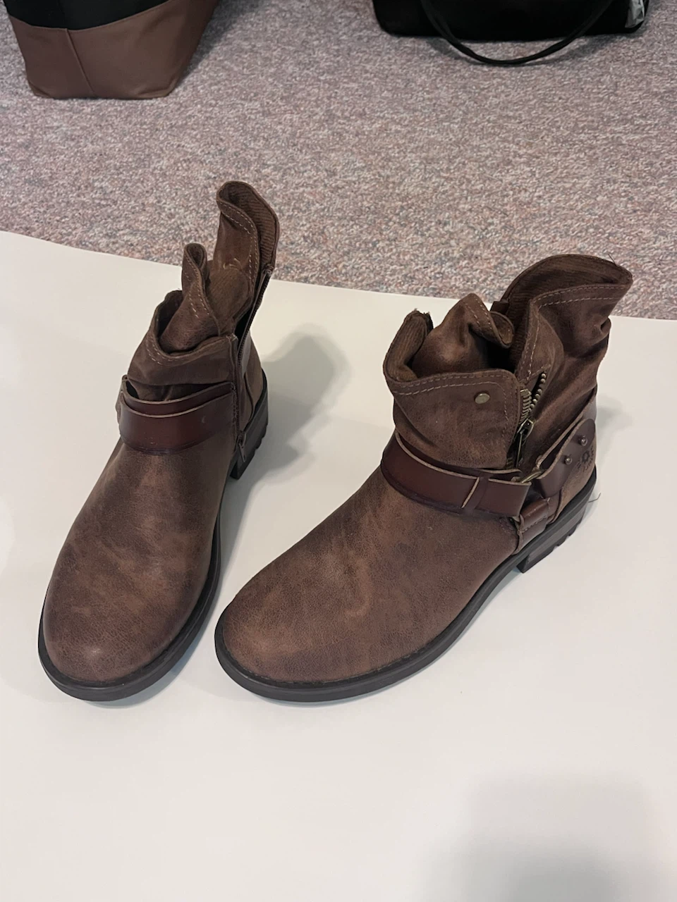 Gently used women’s shoes and boots - photo 2