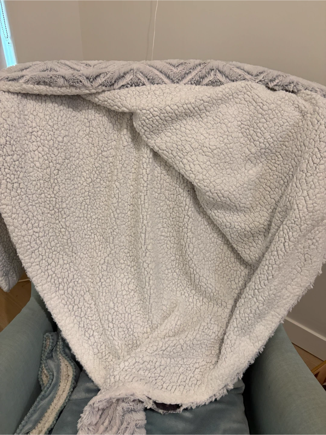 Faux Fur Chevron Blanket - photo 2