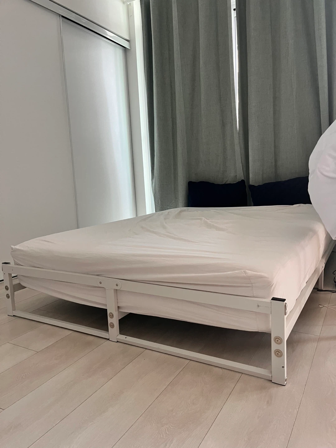 VECOCHO 6Inch Full Size Metal Platform Bed Frame White