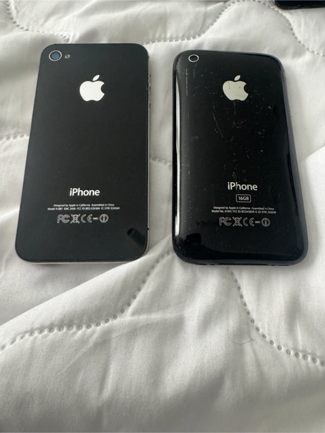 2 Apple iPhones (4 and 3GS) - photo 2