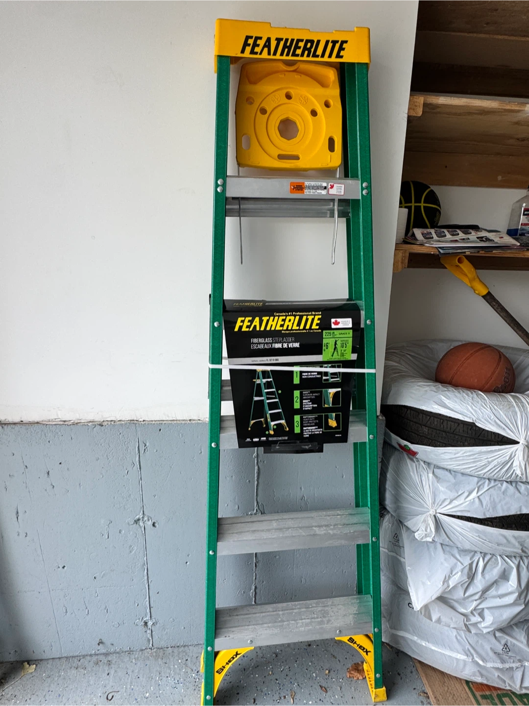 Featherlite 6-foot Fiberglass Stepladder