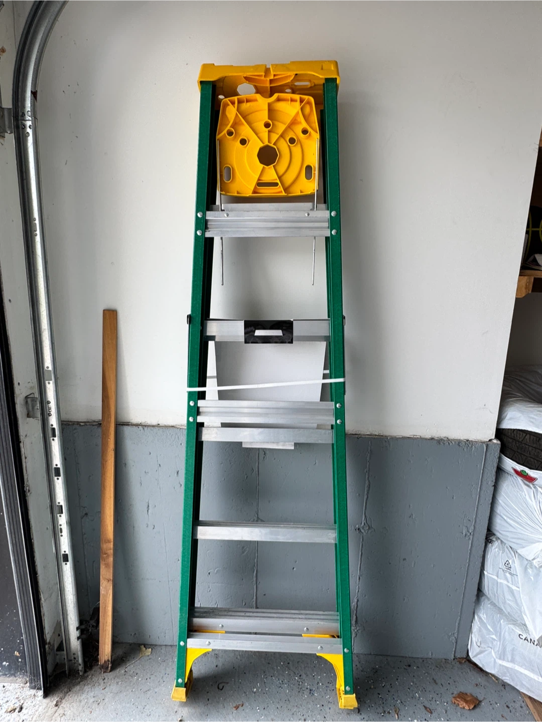 Featherlite 6-foot Fiberglass Stepladder - photo 3
